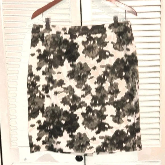 J Crew Blurred Olive Abstract Stretch Skirt Size 10 - Picture 2 of 9